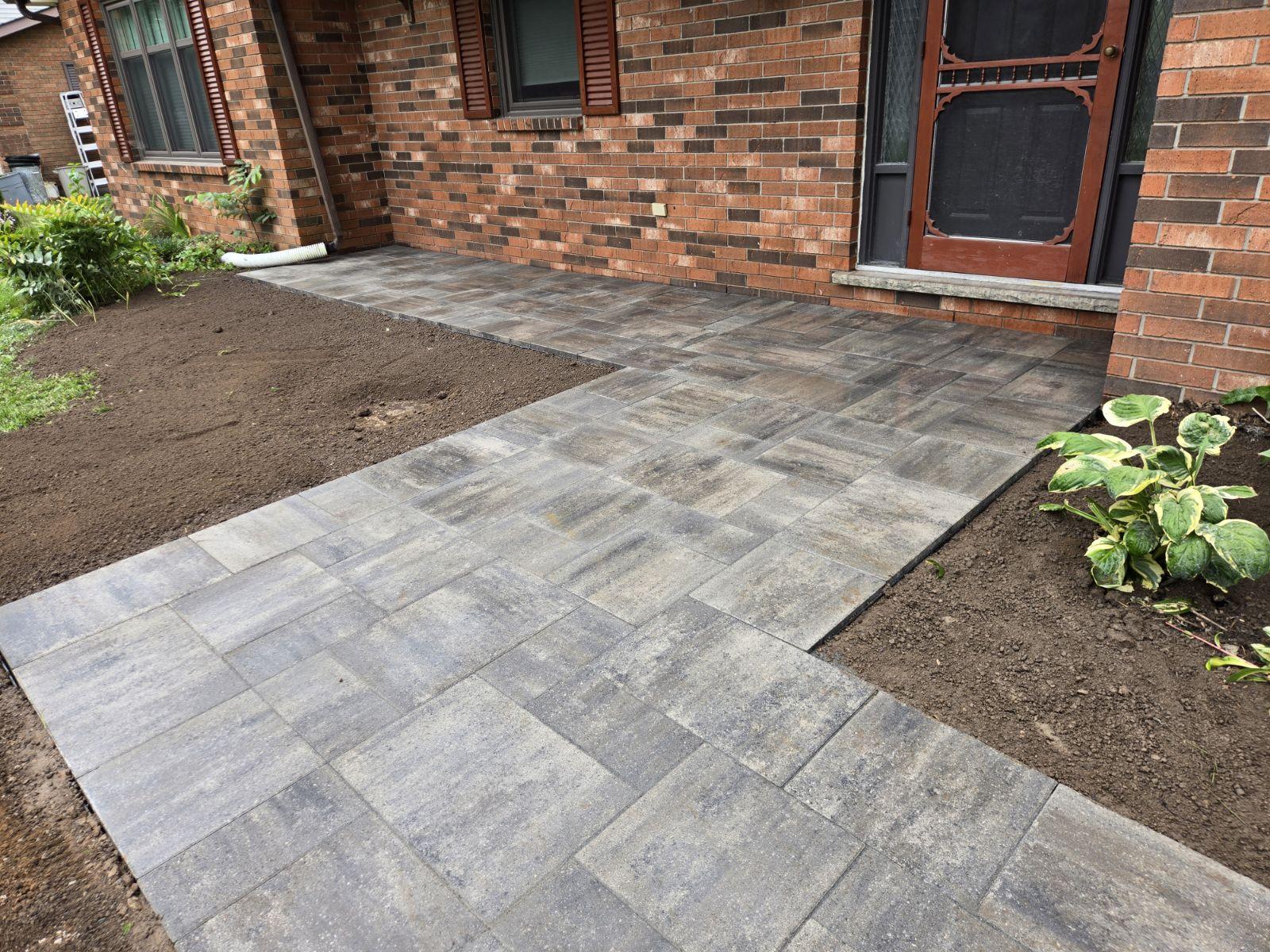 Modern front walkway with stone pavers